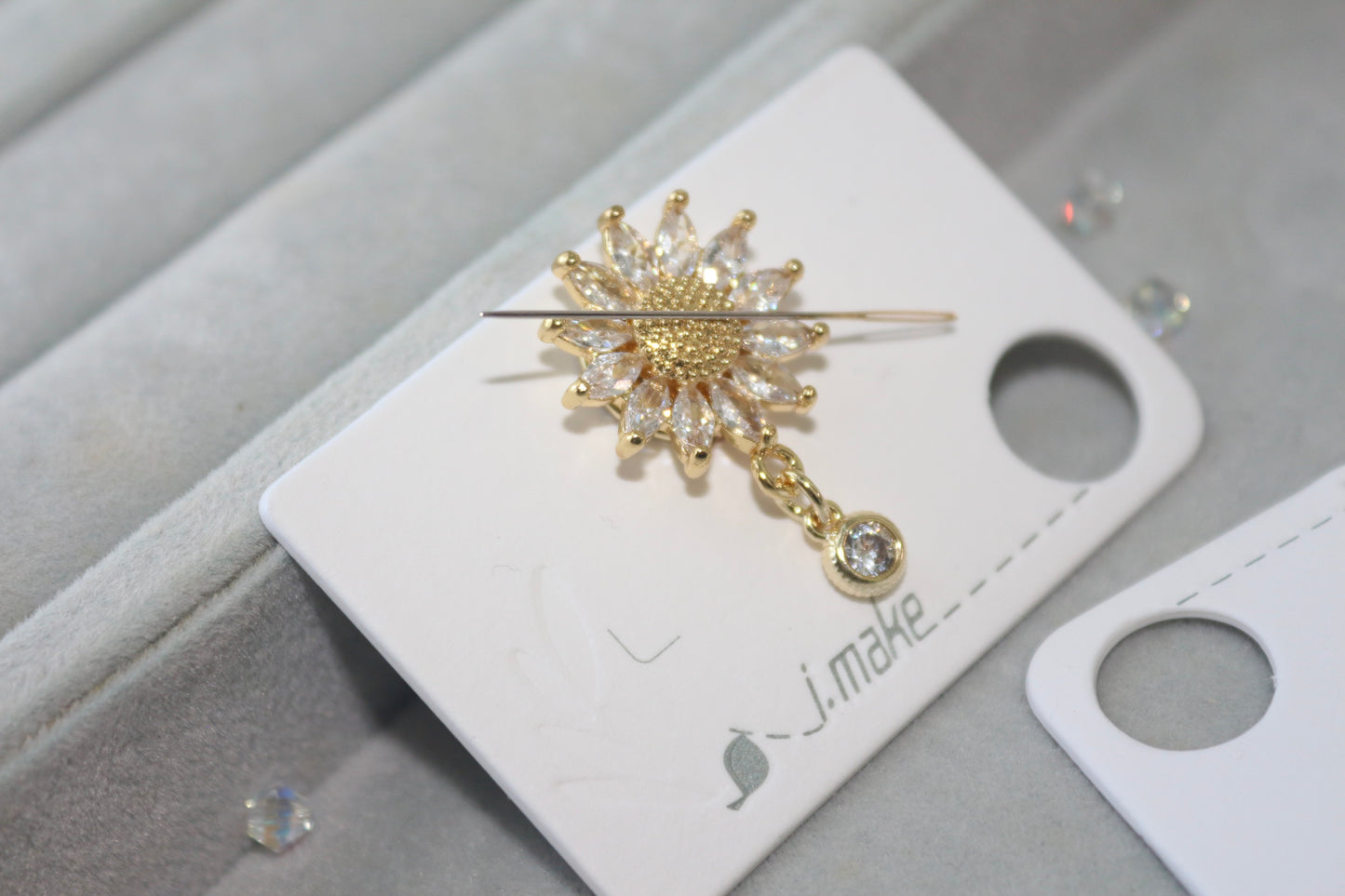 IMAKE Crystal Sunflower Needle Minder – Magnetic Accessory for Cross Stitch & Sewing Crafts (Not Sold Separately)
